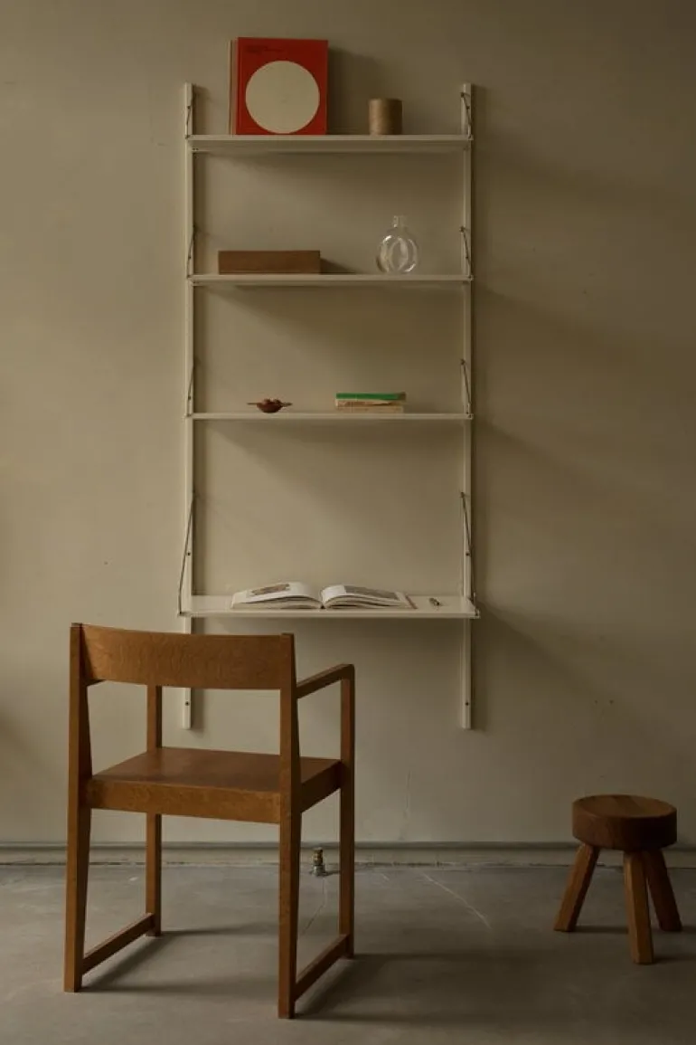 Frama Shelf Library H1852 vägghylla med skrivbord, varmvit