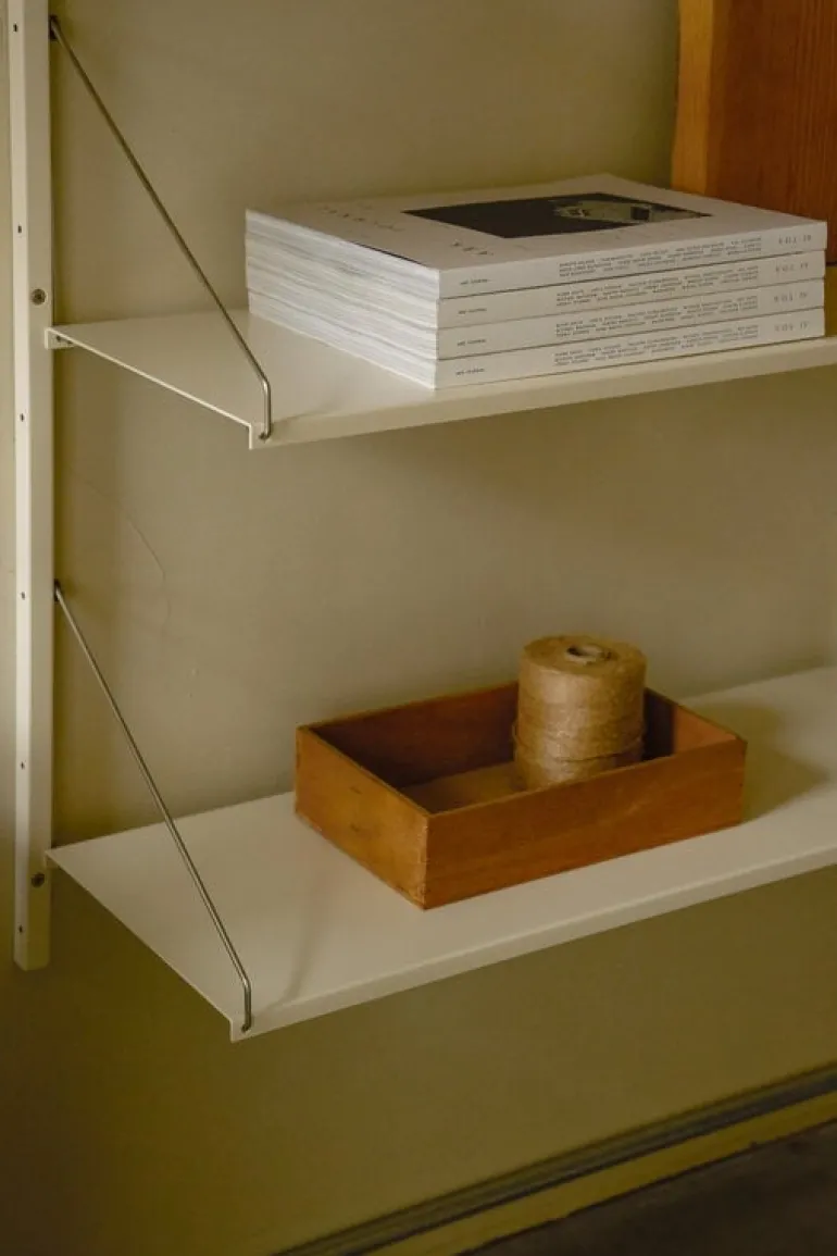 Frama Shelf Library H1852 vägghylla med skrivbord, varmvit