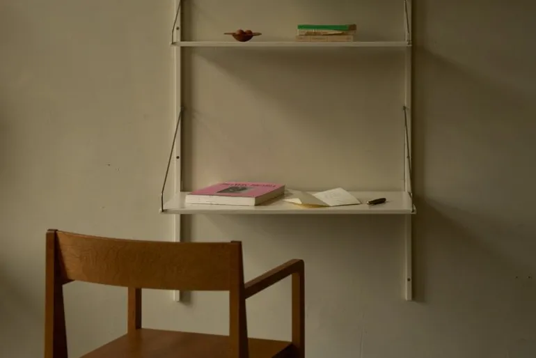 Frama Shelf Library H1852 vägghylla med skrivbord, varmvit