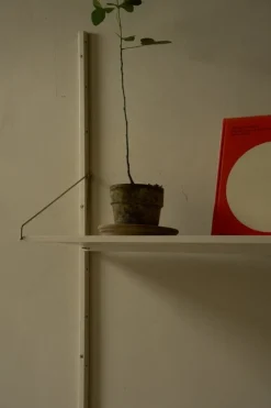 Frama Shelf Library H1852 vägghylla med skrivbord, varmvit