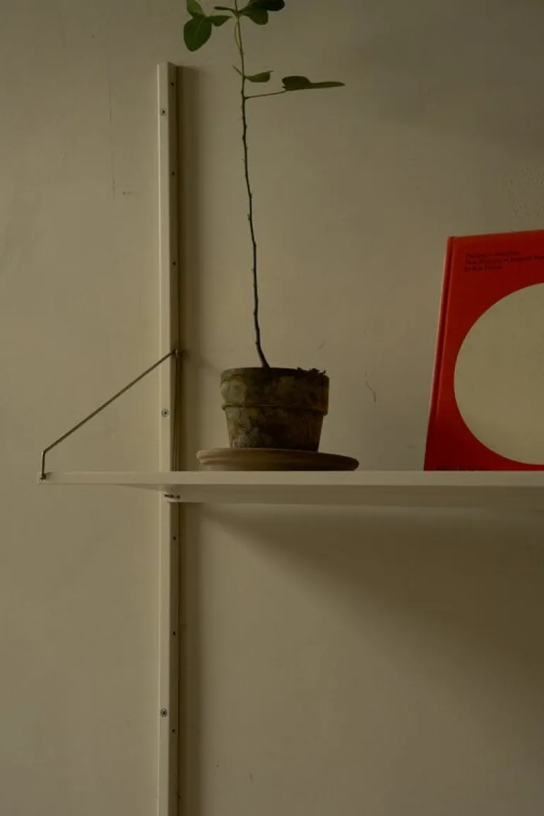 Frama Shelf Library H1852 vägghylla med skrivbord, varmvit