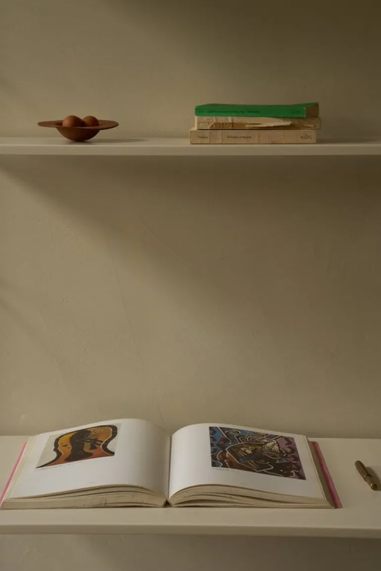 Frama Shelf Library H1852 vägghylla med skrivbord, varmvit