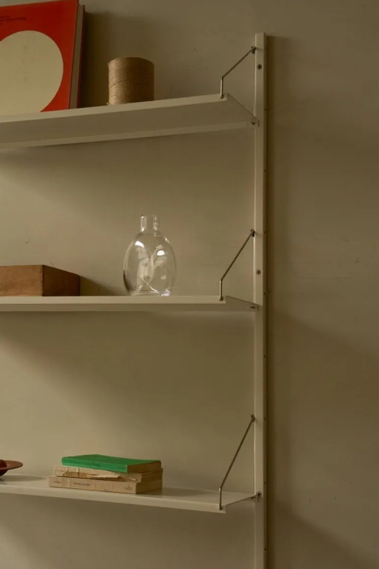 Frama Shelf Library H1852 vägghylla med skrivbord, varmvit