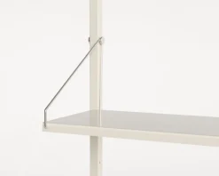 Frama Shelf Library H1852 vägghylla med skrivbord, varmvit