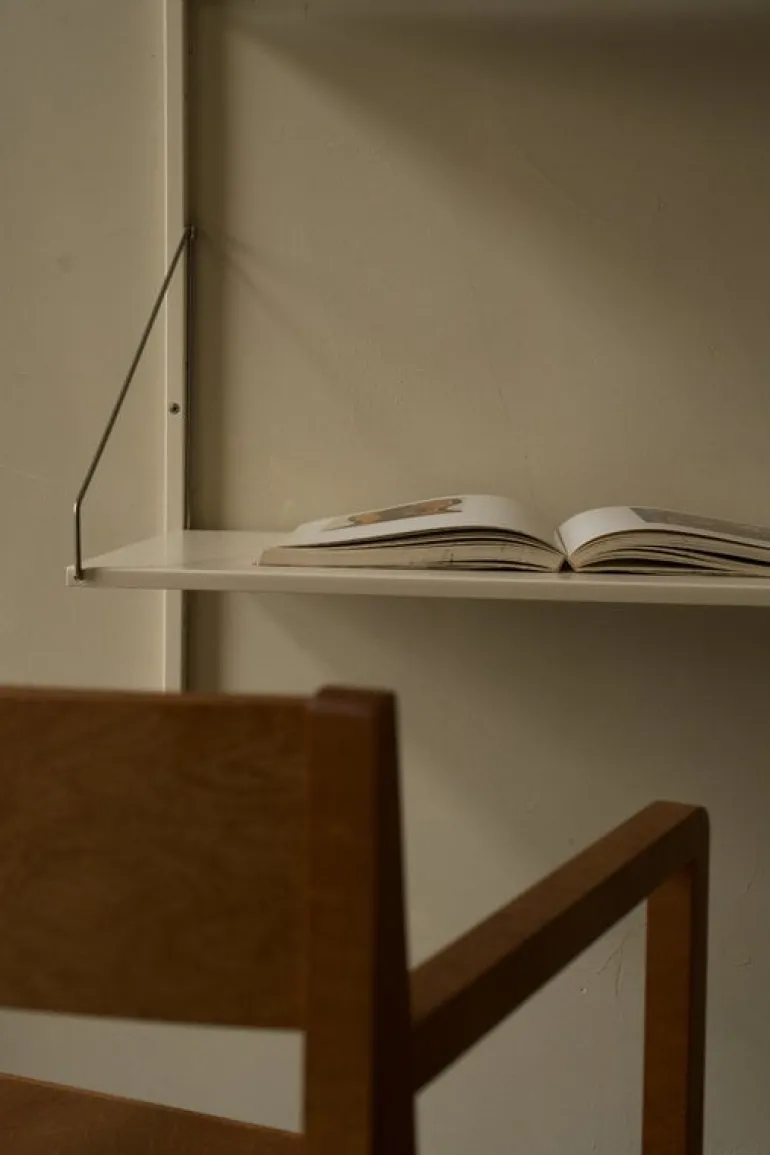 Frama Shelf Library H1852 vägghylla med skrivbord, varmvit