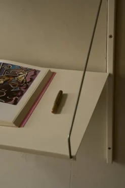 Frama Shelf Library H1852 vägghylla med skrivbord, varmvit