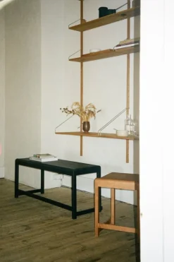 Frama Shelf Library H1852 vägghylla med skrivbord, oljad ek