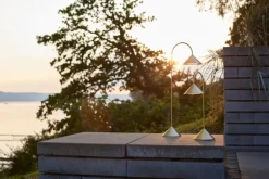 Frandsen Grasp, portabel bordslampa, 47 cm, mässing