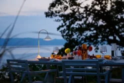 Frandsen Grasp, portabel bordslampa, 47 cm, matt vit