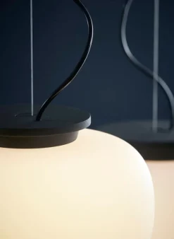 Frandsen Supernate pendellampa, 28 cm, vit opal - svart