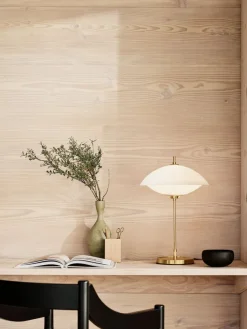 Fritz Hansen Clam bordslampa, opal - mässing