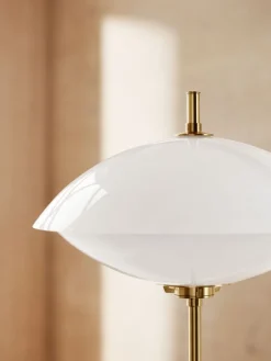 Fritz Hansen Clam golvlampa, opal - mässing