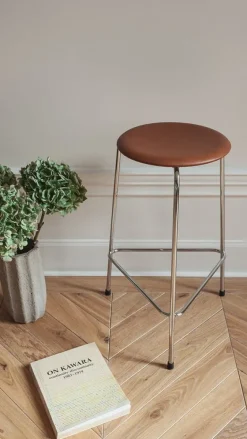 Fritz Hansen Dot hög pall, valnötsfärgat läder - krom