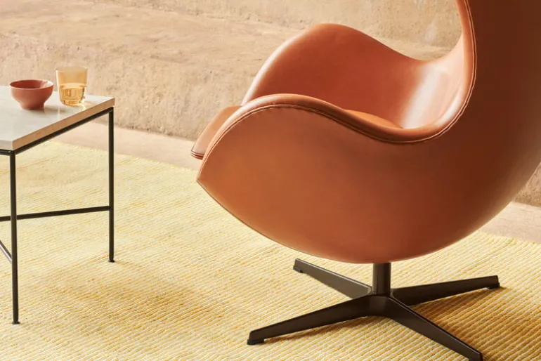 Fritz Hansen Egg loungefåtölj, brun brons - läder Grace Walnut