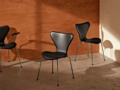 Fritz Hansen Series 7 3107 stol, krom - svart ask - Essential svart läder