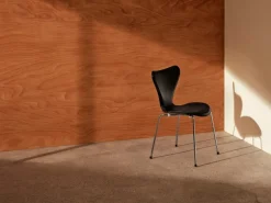 Fritz Hansen Series 7 3107 stol, krom - Essential svart läder