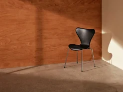 Fritz Hansen Series 7 3107 stol, krom - Essential svart läder