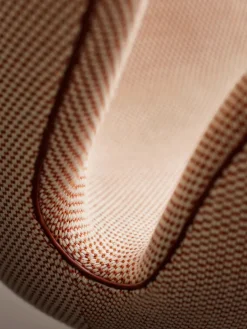 Fritz Hansen Swan 3320 fåtölj, b. alum.- Serpentine 0428, Grace kastanj