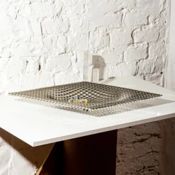 Fundamental Berlin Gravity bricka, 36 x 36 cm, rostfritt stål