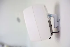 Genelec Väggfäste för G Two/G Three-högtalare, vit