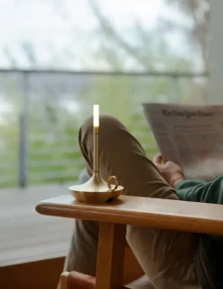 Graypants Wick S bärbar bordslampa, mässing