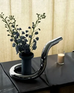 GUBI Aspide bordslampa, krom