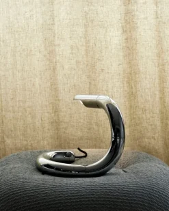 GUBI Aspide bordslampa, krom