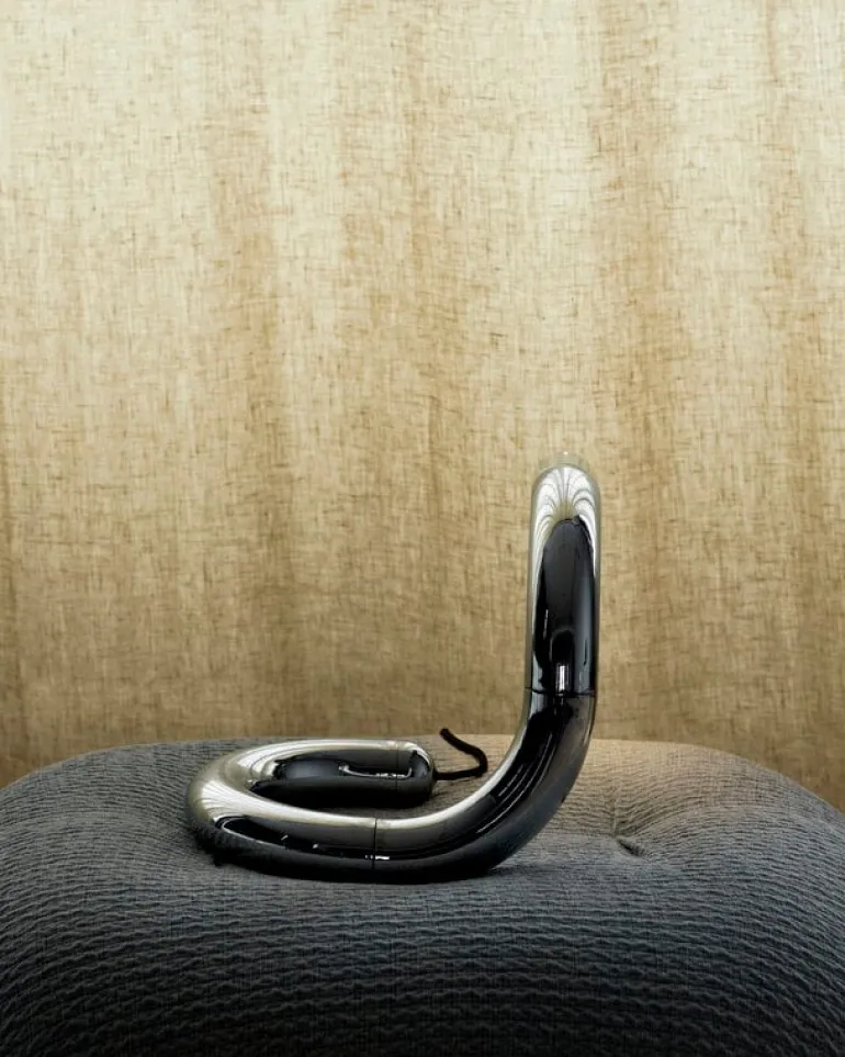 GUBI Aspide bordslampa, krom