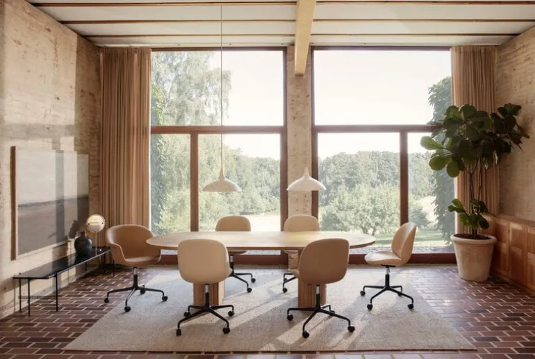 GUBI Beetle mötesstol med länkhjul, höj- och sänkbar, Karakorum 003