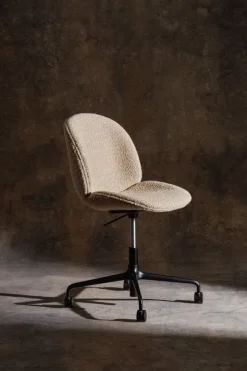 GUBI Beetle mötesstol med länkhjul, höj- och sänkbar, Karakorum 003