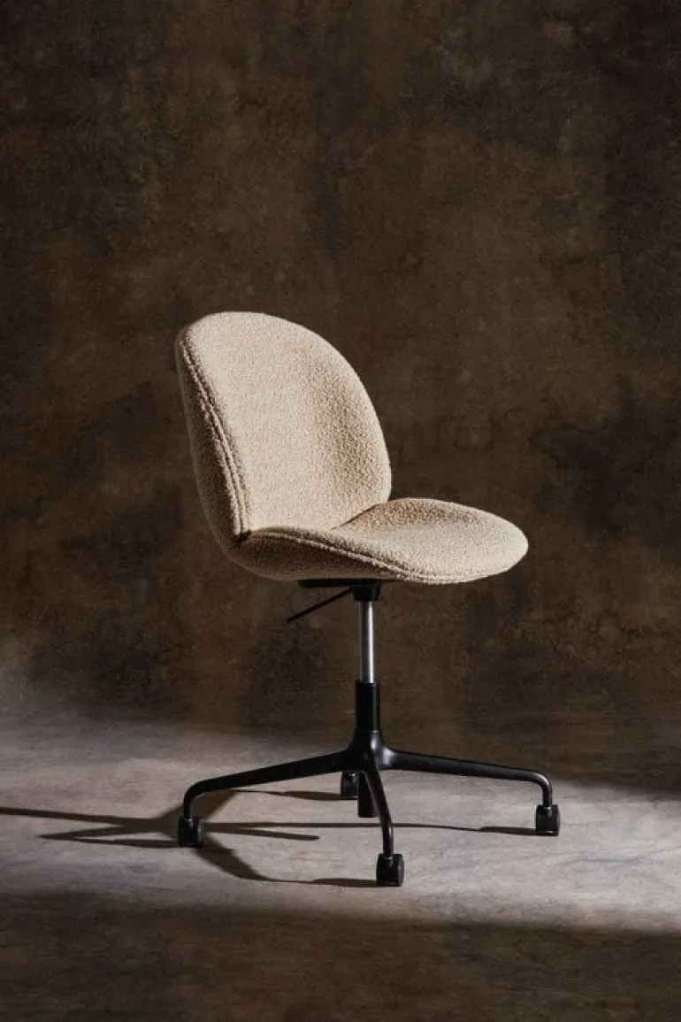 GUBI Beetle mötesstol med länkhjul, höj- och sänkbar, Karakorum 003