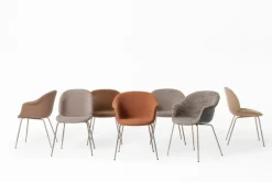 GUBI Beetle stol, halvmatt mässing - Light Boucle 08