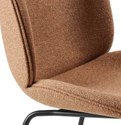 GUBI Beetle stol, helklädd, konisk mattsvart, Around Bouclé 032