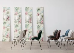 GUBI Beetle stol, matt svart - bärnstensbrun