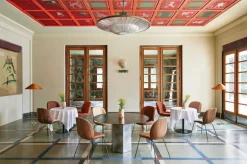 GUBI Beetle stol, svart krom - valnöt - Flair Sp. FR 134