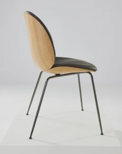 GUBI Beetle stol, svart krom - ek - Grey Soft Leather