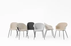 GUBI Beetle stol, svart stål - Light Boucle 08