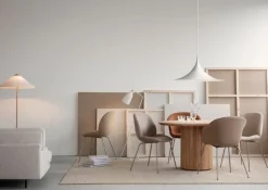 GUBI Beetle stol, svart stål - Light Boucle 08