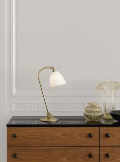 GUBI Bestlite BL2 bordslampa, mässing - benporslin