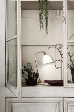 GUBI Bestlite BL2 bordslampa, mässing - benporslin