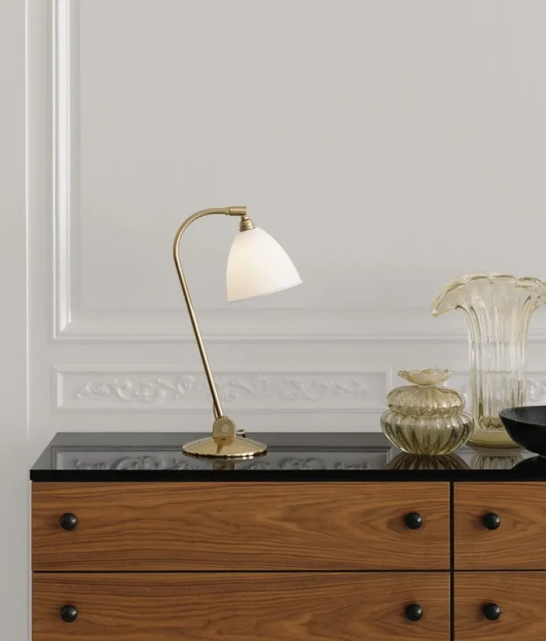 GUBI Bestlite BL2 bordslampa, svart mässing - benporslin