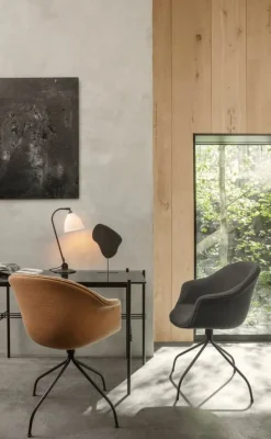 GUBI Bestlite BL2 bordslampa, svart mässing - benporslin