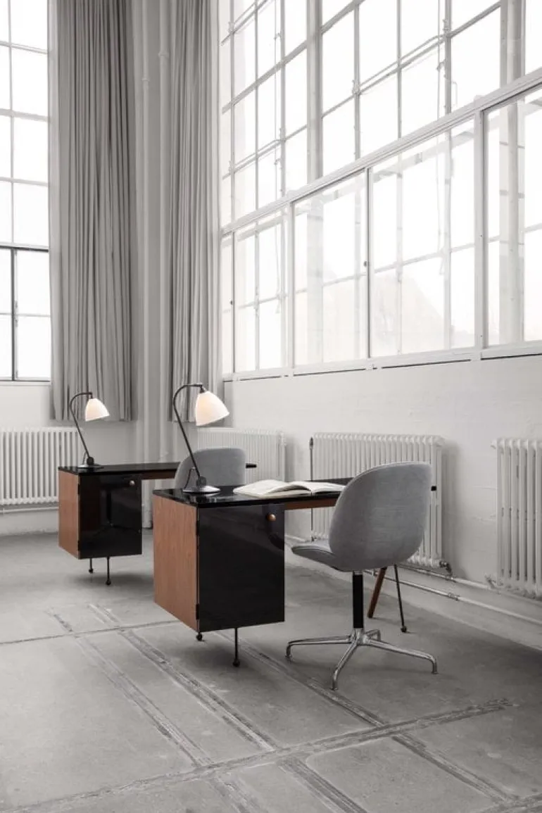 GUBI Bestlite BL2 bordslampa, svart mässing - benporslin