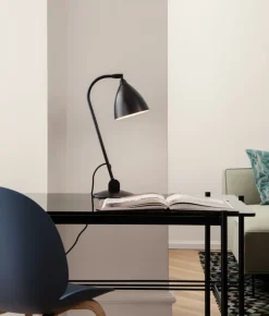 GUBI Bestlite BL2 bordslampa, svart mässing