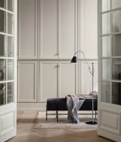 GUBI Bestlite BL3 bordslampa, S, svart mässing - benporslin