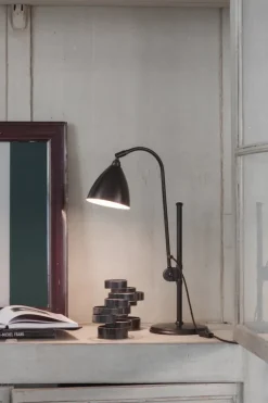 GUBI Bestlite BL1 bordslampa, svart mässing