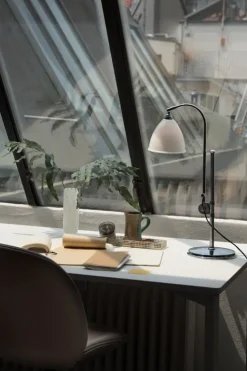 GUBI Bestlite BL1 bordslampa, svart mässing - benporslin