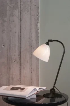 GUBI Bestlite BL1 bordslampa, svart mässing - benporslin