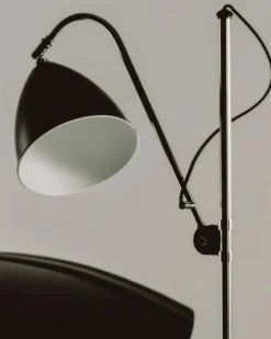 GUBI Bestlite BL3 golvlampa, S, krom - mattsvart