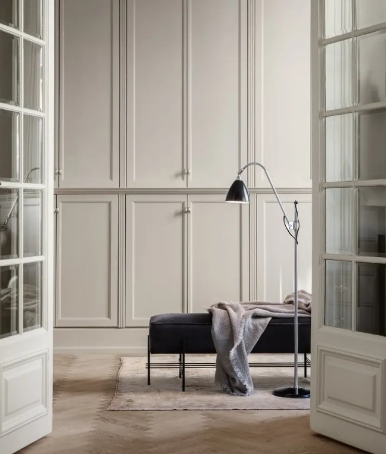 GUBI Bestlite BL3 golvlampa, S, mässing - benporslin